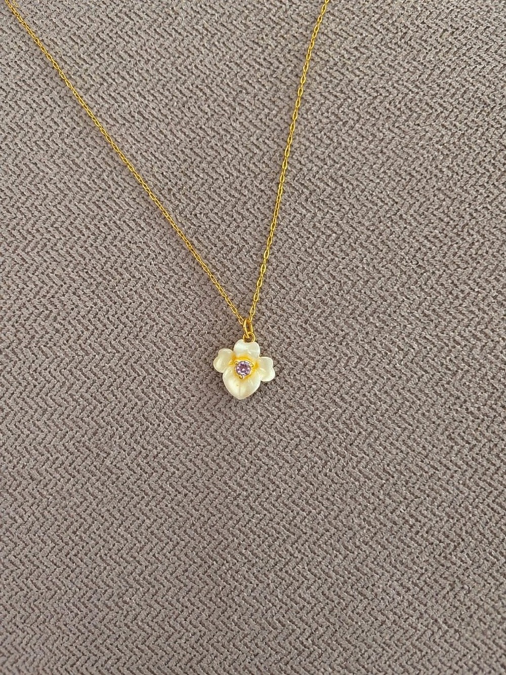 kate spade Gold Plated White Flower Pendant Necklace NWT $59 MSRP - Picture 3 of 3